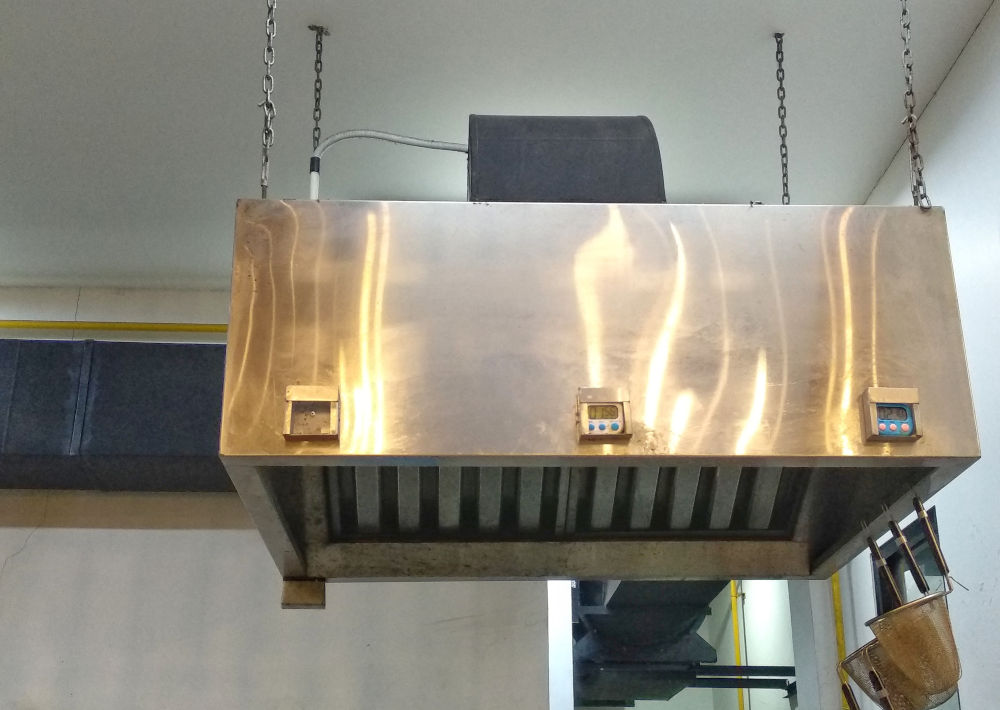 How Grease Buildup in Commercial Kitchen Exhaust Systems Increases Fire Risk